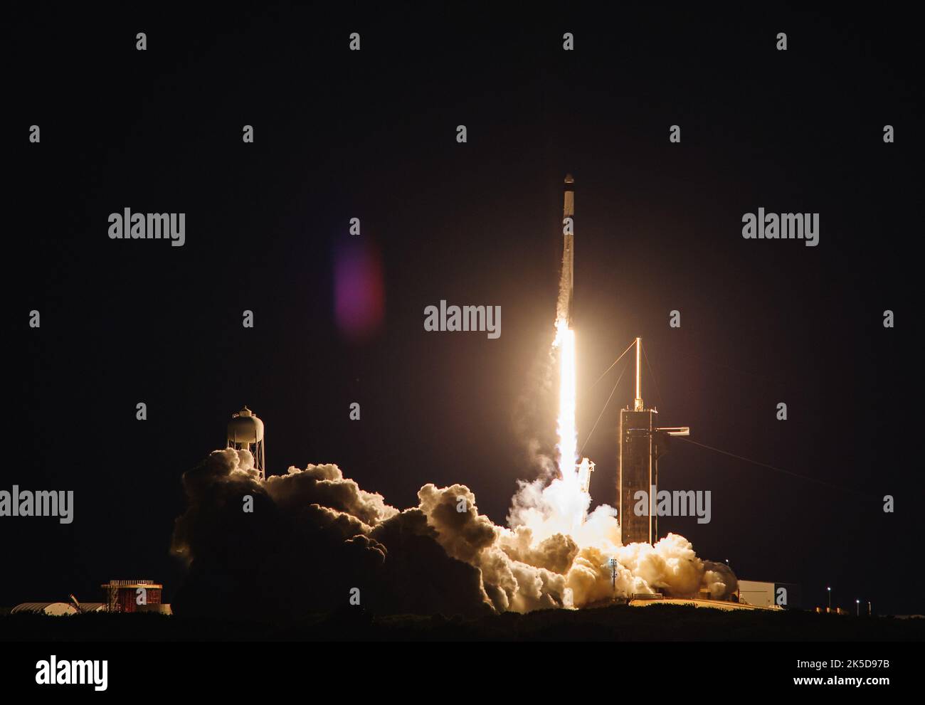 Die SpaceX Falcon 9 startete die Dragon-Kapsel am 14. Juli 2022 vom Launch Complex 39A für CRS-25 und lieferte über 5.800 Pfund Fracht und NASA-Untersuchungen an die ISS. Dragon wird etwa einen Monat lang hängen bleiben, bevor er mit Forschungsfracht zur Erde zurückkehrt und vor Florida abspritzt. Stockfoto