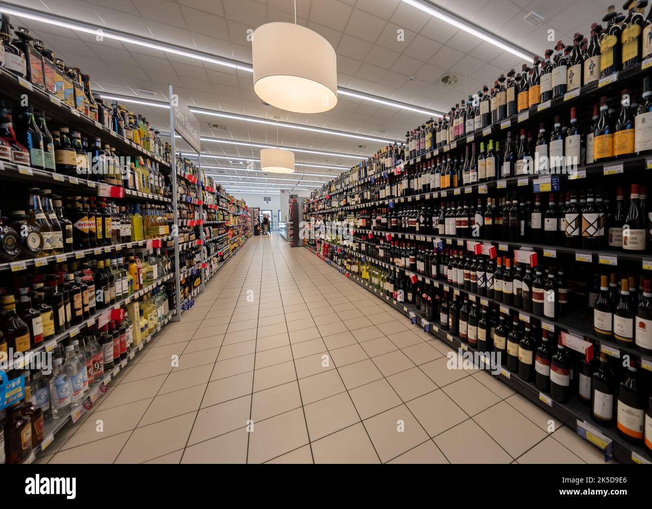 Fossano, Italien - 09. September 2022: Gang mit Regalen mit Flaschen Wein und Spirituosen zum Verkauf im italienischen Supermarkt Mercatò Stockfoto