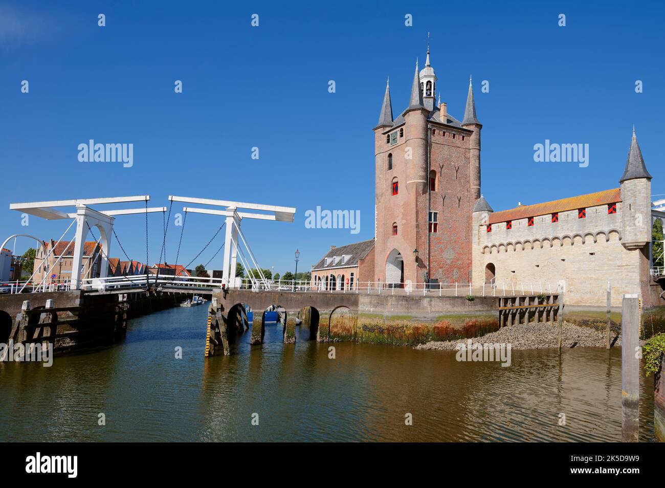 Stadttor Zuidhavenpoort und Zugbrücke, Zierikzee, Schouwen-Duiveland, Zeeland, Niederlande Stockfoto