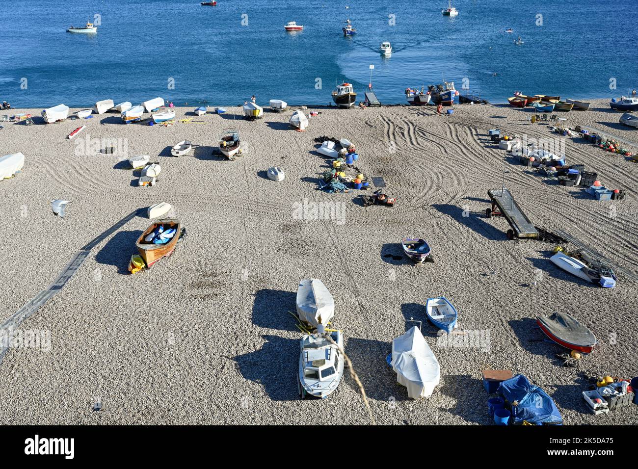 Fischerboote am Beer Beach vom South Coast Path und den Klippen aus. Stockfoto