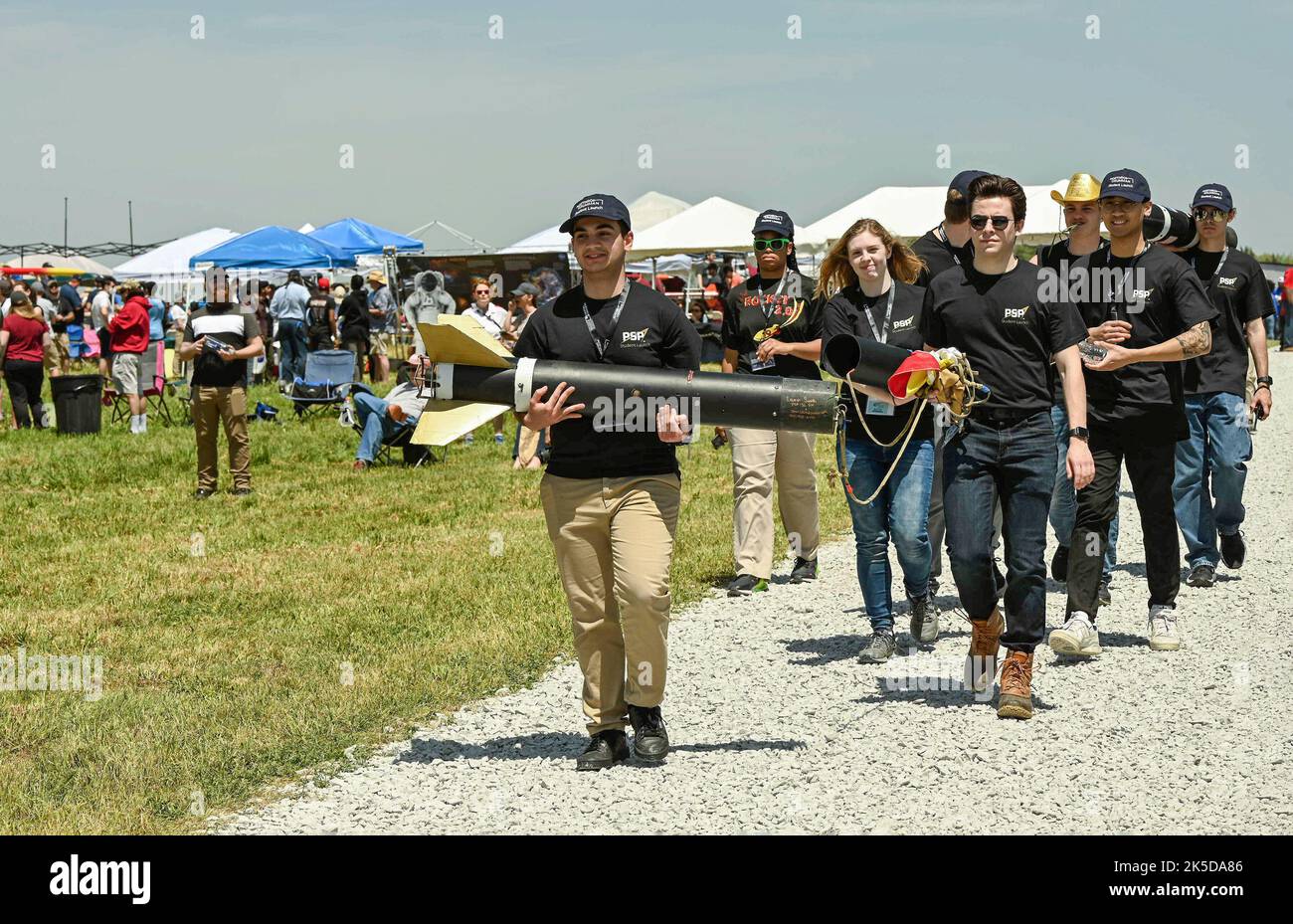 Nach zwei Jahren virtueller Veranstaltungen nahmen Schülerteams von High Schools und Universitäten in den USA am Student Launch Competition der NASA in Bragg Farms, Alabama, teil. Die Veranstaltung fordert die Teilnehmer dazu auf, Raketen unter der Leitung des Marshall Space Flight Center der NASA zu entwickeln, zu bauen und zu fliegen. Stockfoto