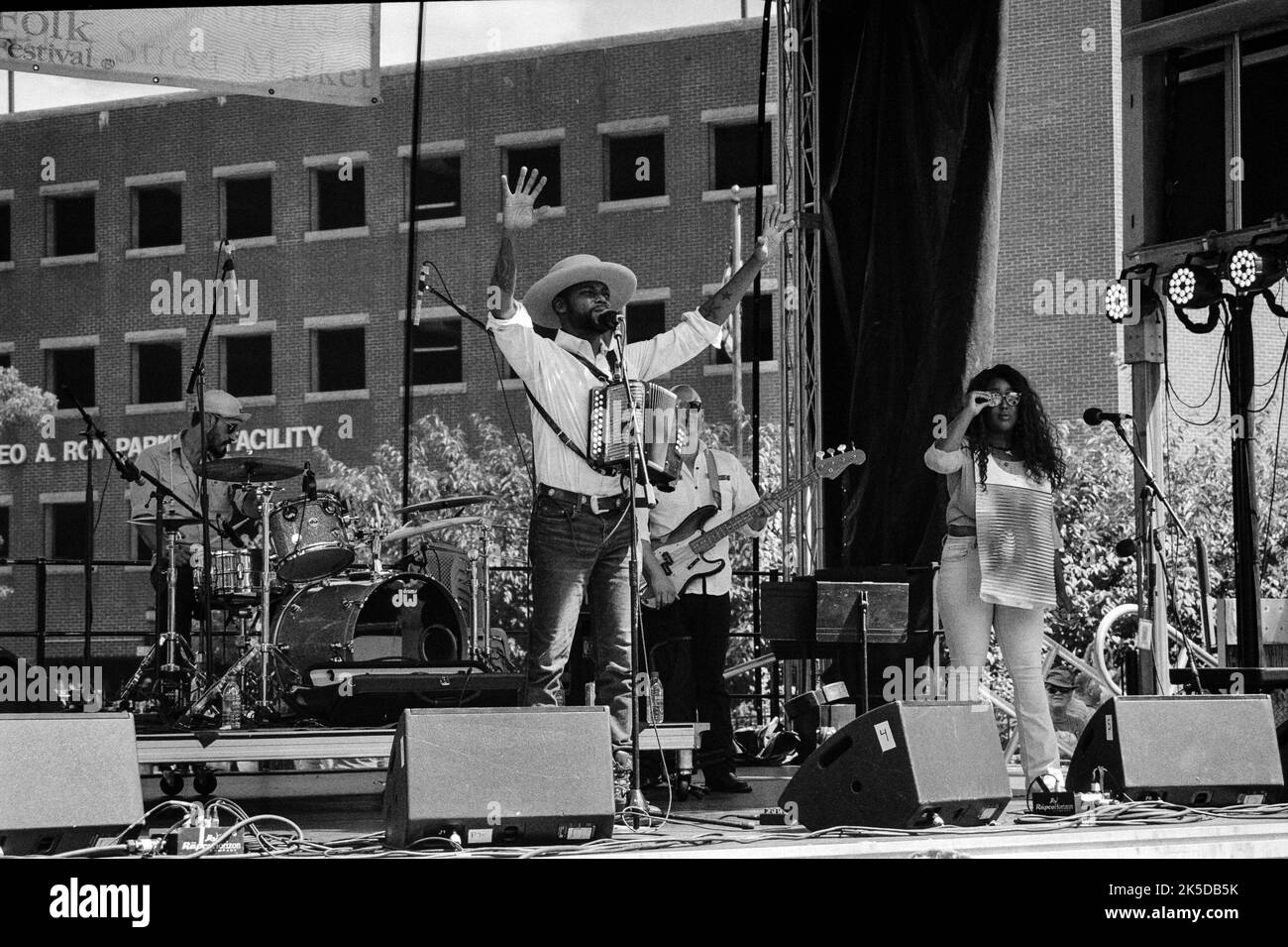 Eine Zydeco - Tremé Brass Band unterhält Fans beim Lowell Folk Festival im historischen Lowell, Massachusetts. Das Bild wurde auf Schwarzweiß A aufgenommen Stockfoto
