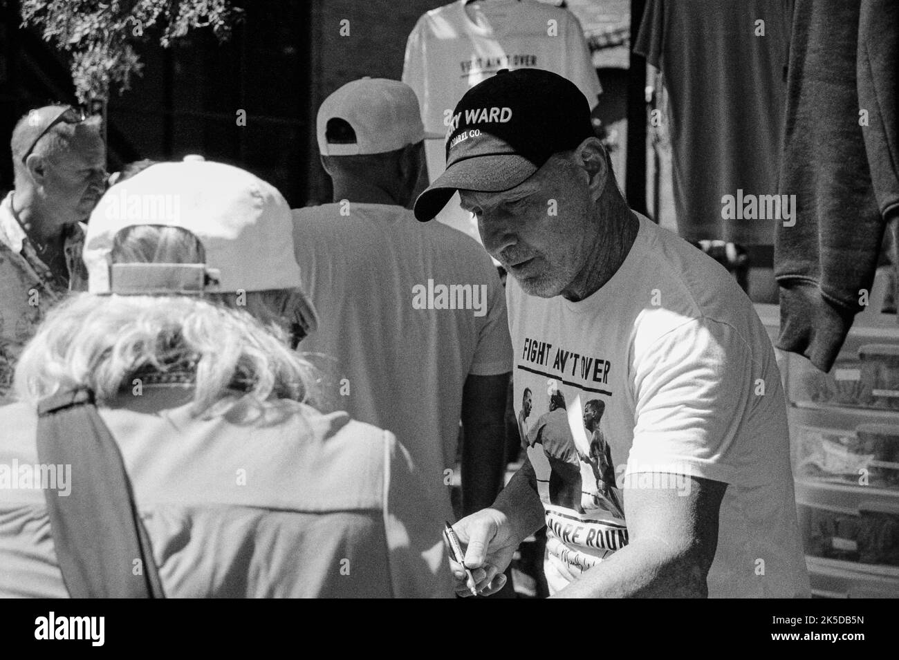 Der berühmte lokale Boxer Micky ward signiert Autogramme beim Lowell Folk Festival im historischen Lowell, Massachusetts. Das Bild wurde in Schwarz und aufgenommen Stockfoto