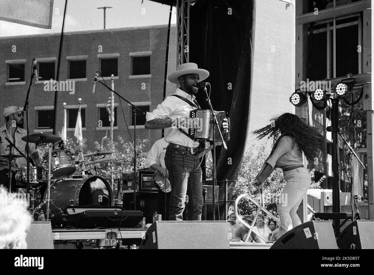 Eine Zydeco - Tremé Brass Band unterhält Fans beim Lowell Folk Festival im historischen Lowell, Massachusetts. Das Bild wurde auf Schwarzweiß A aufgenommen Stockfoto