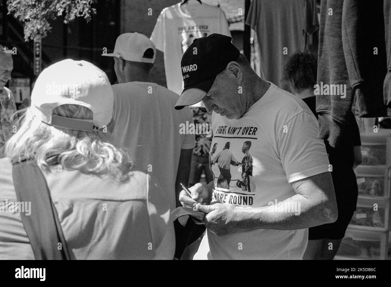 Der berühmte lokale Boxer Micky ward signiert Autogramme beim Lowell Folk Festival im historischen Lowell, Massachusetts. Das Bild wurde in Schwarz und aufgenommen Stockfoto