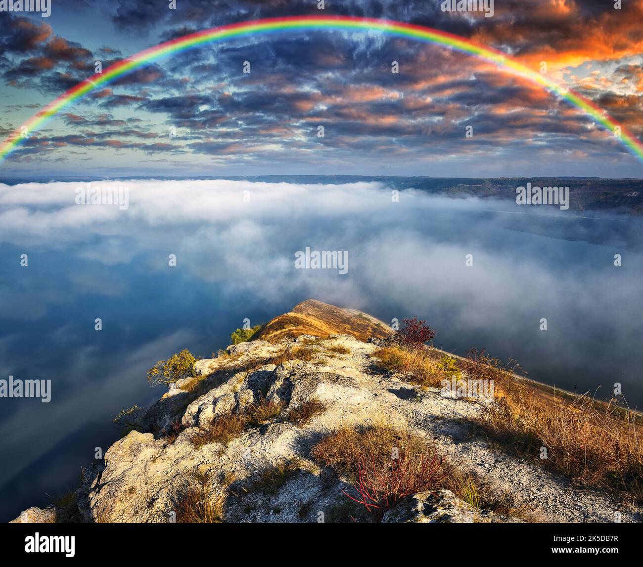Farbenfroher Regenbogen über dem River Canyon. Natur der Ukraine Stockfoto