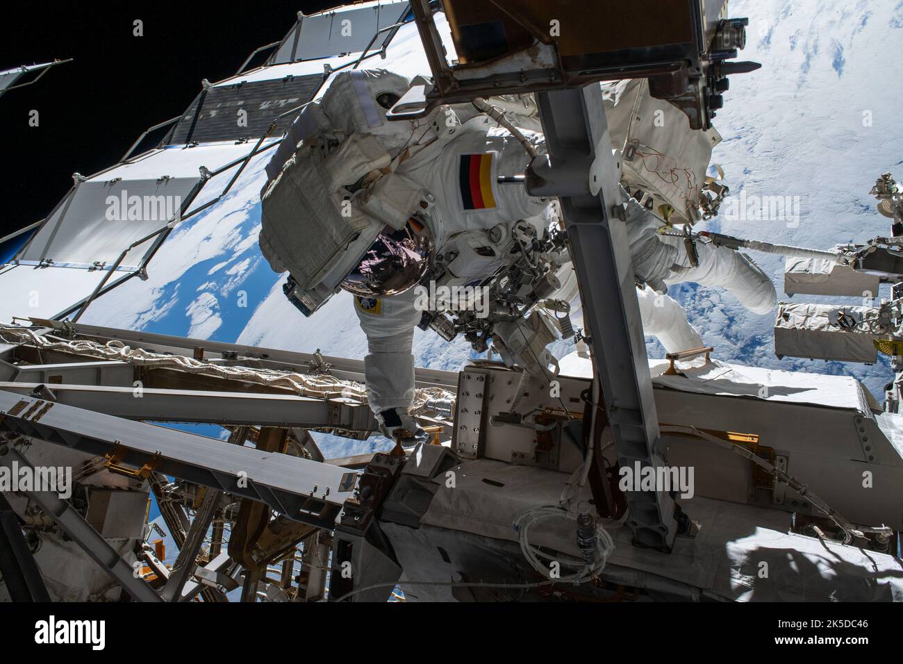 Der Astronaut Matthias Maurer von der ESA (Europäische Weltraumorganisation) ist auf der Tragkonstruktion der Internationalen Raumstation abgebildet, die während eines Spacewalks thermische Getriebe- und Elektronikkomponenten im Umlauflabor installiert. Stockfoto