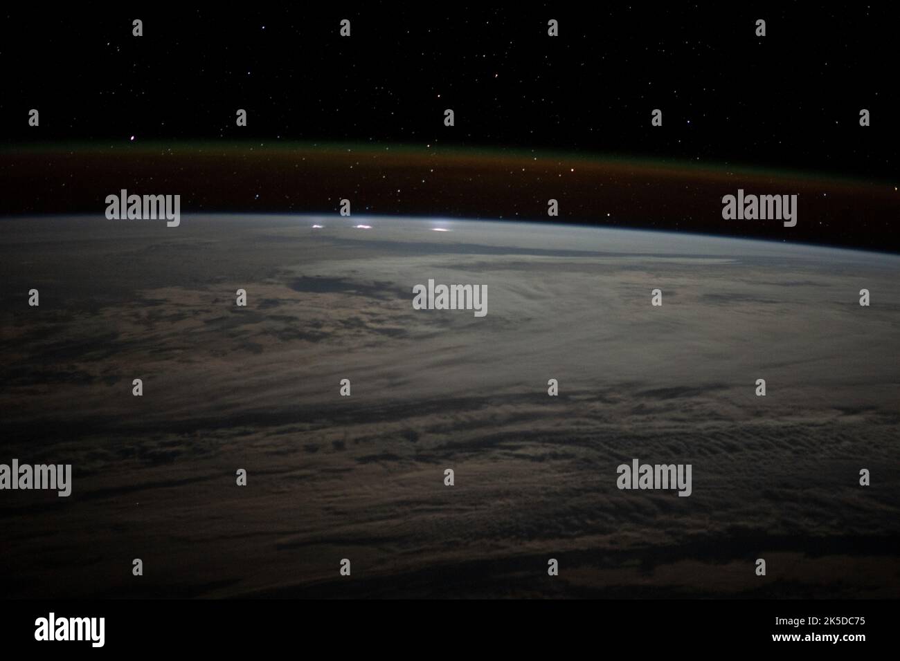 Ein trüber, südlicher Indischer Ozean zwischen Afrika und der Antarktis, mit Blitzstürmen nahe dem Horizont unter dem atmosphärischen Schein, ist von der Internationalen Raumstation aus zu sehen, während sie 271 Meilen über dem Himmel umkreiste Stockfoto