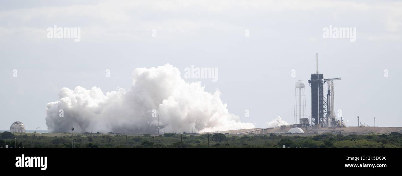 Eine SpaceX Falcon 9-Rakete mit der Crew Dragon-Sonde des Unternehmens an Bord wird auf der Startrampe im Launch Complex 39A während eines kurzen statischen Brandtests vor der NASA-Mission SpaceX Crew-4 am Mittwoch, den 20. April 2022, im Kennedy Space Center der NASA in Florida gesehen. Die NASA-Mission SpaceX Crew-4 ist die vierte Rundungsmission der Raumsonde SpaceX Crew Dragon und der Falcon 9-Rakete zur Internationalen Raumstation im Rahmen des Commercial Crew Program der Agentur. Die NASA-Astronauten Kjell Lindgren, Robert Hines, Jessica Watkins und die ESA-Astronautin Samantha Cristoforetti ar Stockfoto