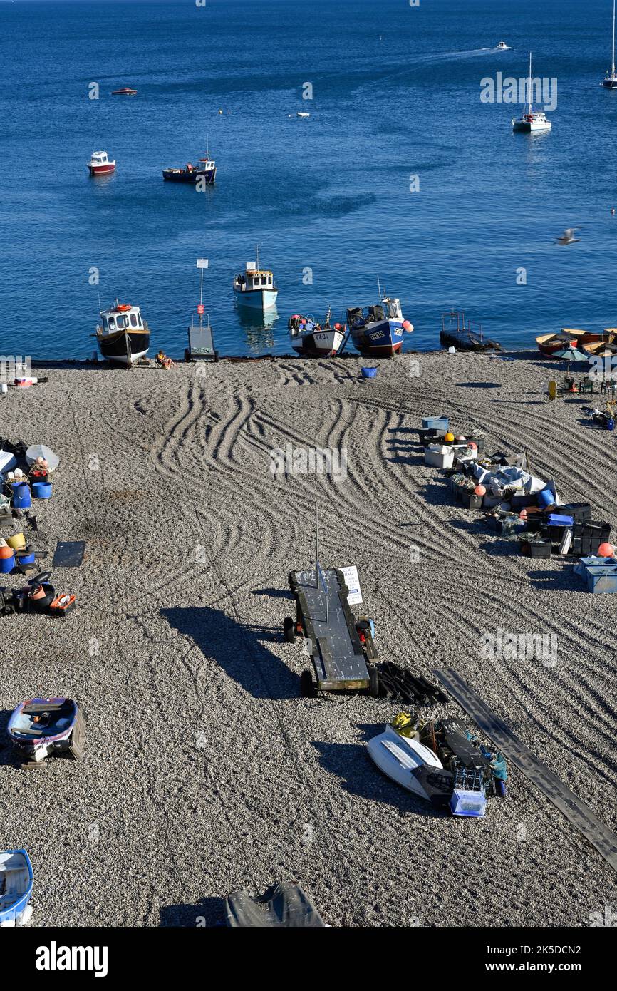 Beer Devon Beach an einem Sommermorgen mit Fischerbooten Stockfoto