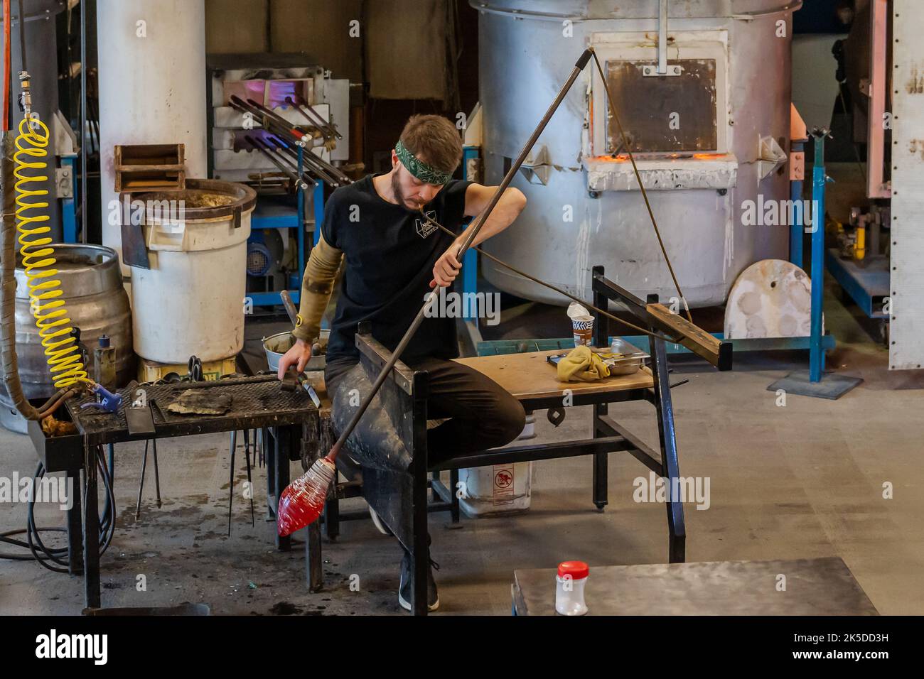 Glasbläser bei einer Demonstration im National Glass Centre in Sunderland, Großbritannien. Stockfoto