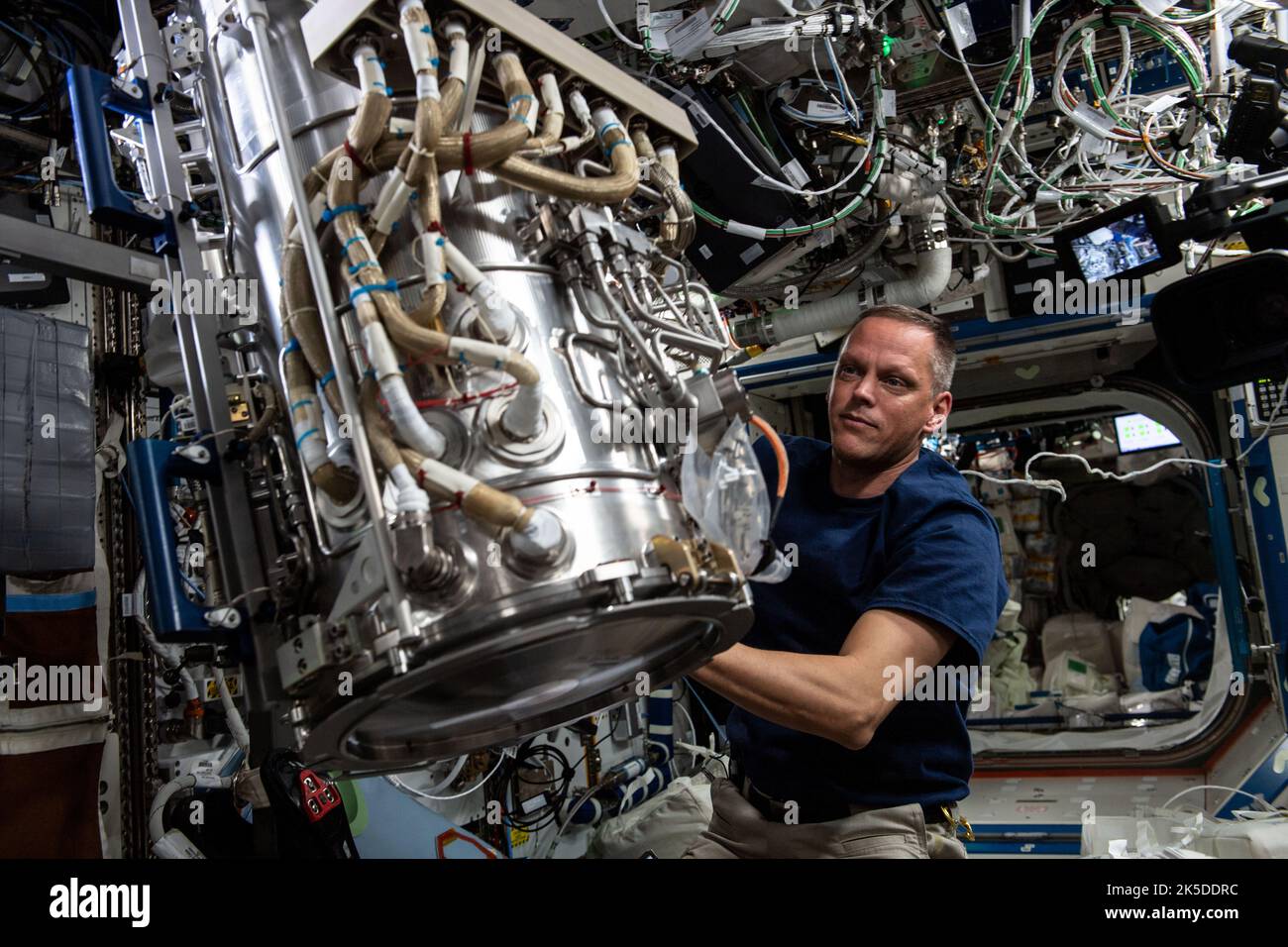 Der NASA-Astronaut und Expedition 67-Flugingenieur Bob Hines arbeitet daran, den Vakuumsensor des Materialwissenschaftlichen Labors im Labormodul der Internationalen Raumstation, dem U.S. Destiny, zu entfernen und zu ersetzen. Stockfoto