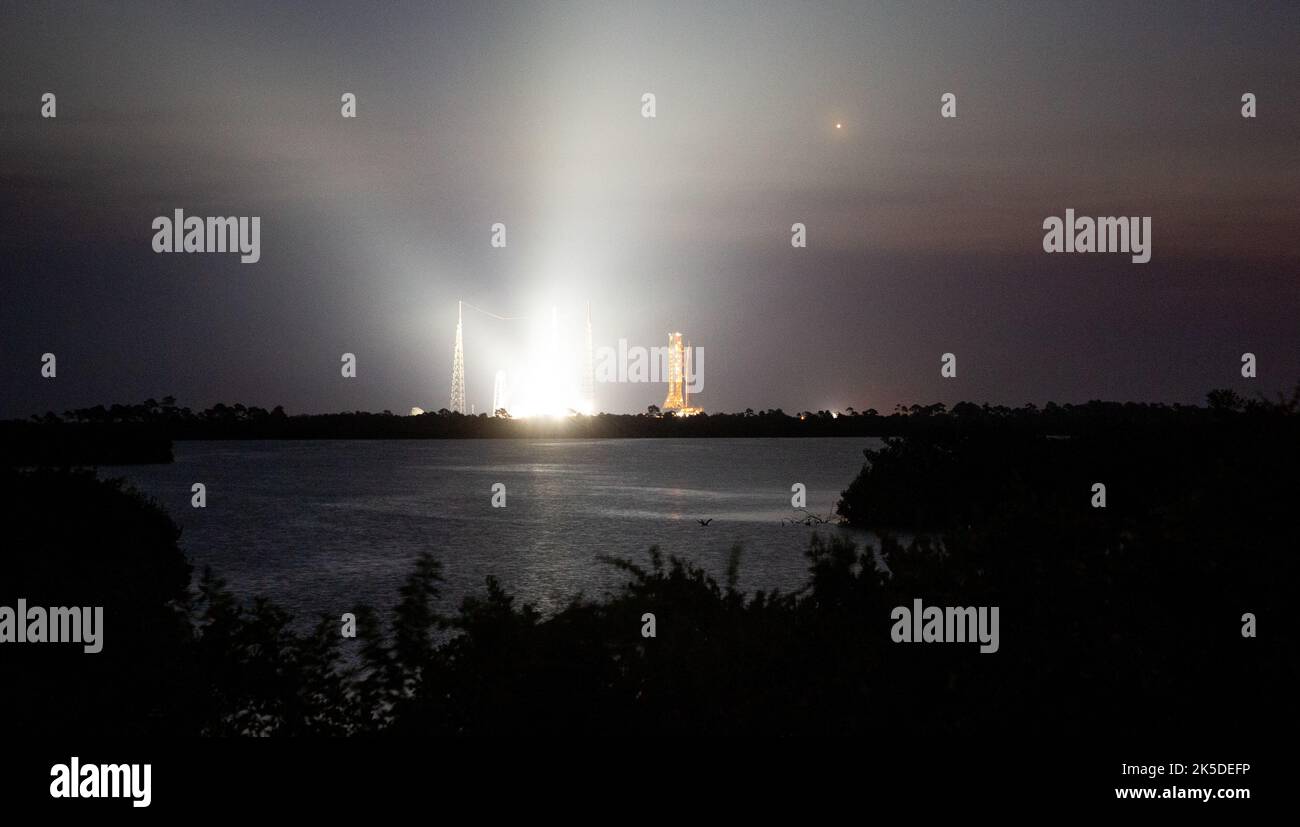 Die NASA-Rakete Space Launch System (SLS) mit der Orion-Sonde an Bord ...