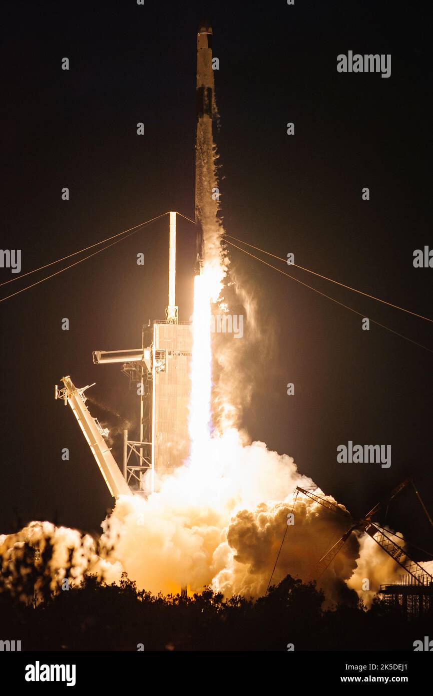 Am 14. Juli 2022 hob die Falcon 9-Rakete der SpaceX die Dragon-Kapsel aus dem Startkomplex 39A des Kennedy Space Centers für CRS-25 und transportierte mehr als 5.800 Pfund NASA-Forschungsfracht zur Internationalen Raumstation. Stockfoto