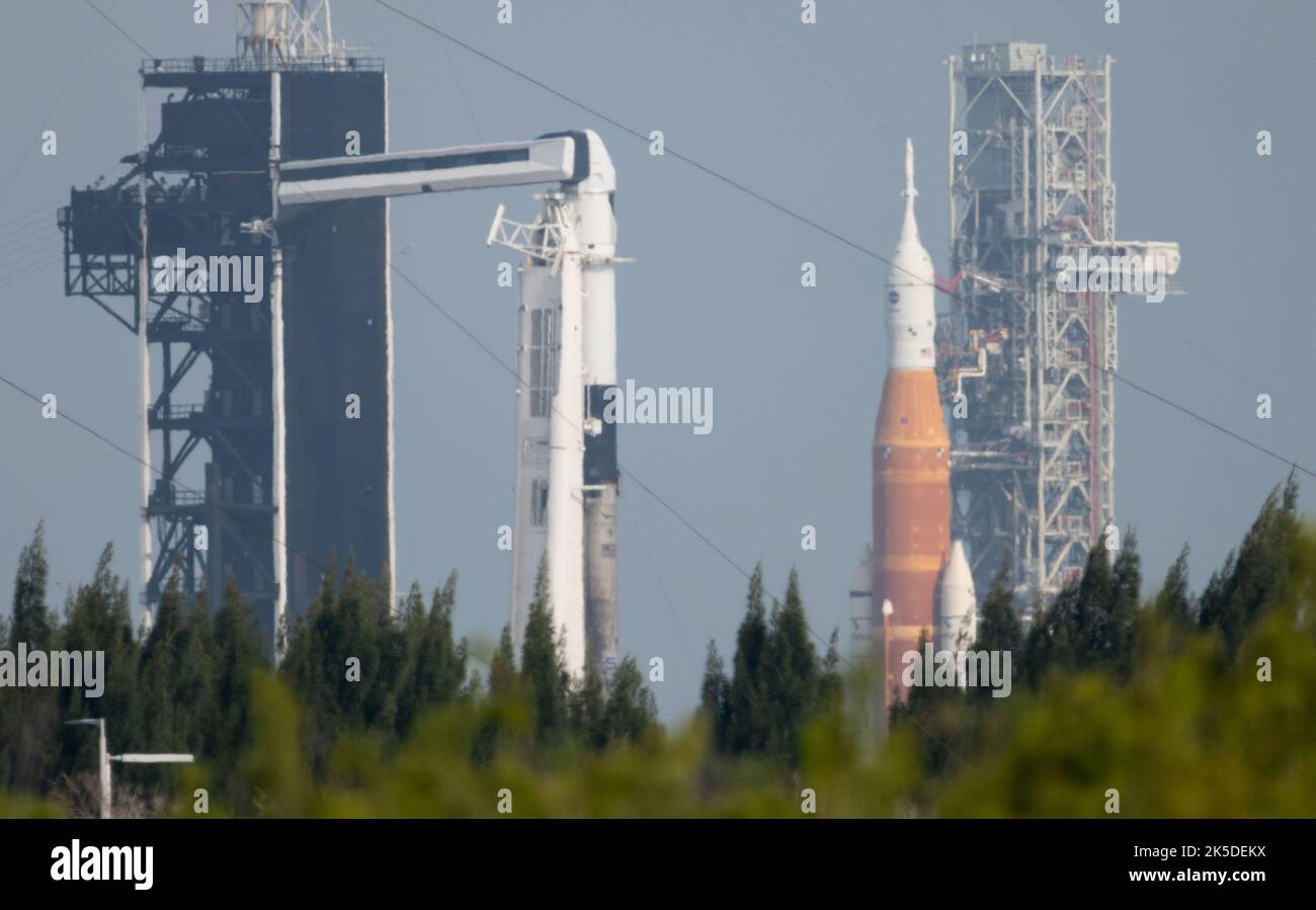 Die SLS-Rakete der NASA mit Orion ist auf dem mobilen Trägerraketen LC-39B für Artemis I Wet Dress Probe, während SpaceX Falcon 9 mit Crew Dragon auf LC-39A für die Ax-1 private Astronautenmission zur ISS ist, die am 8. April 2022 starten soll. Stockfoto