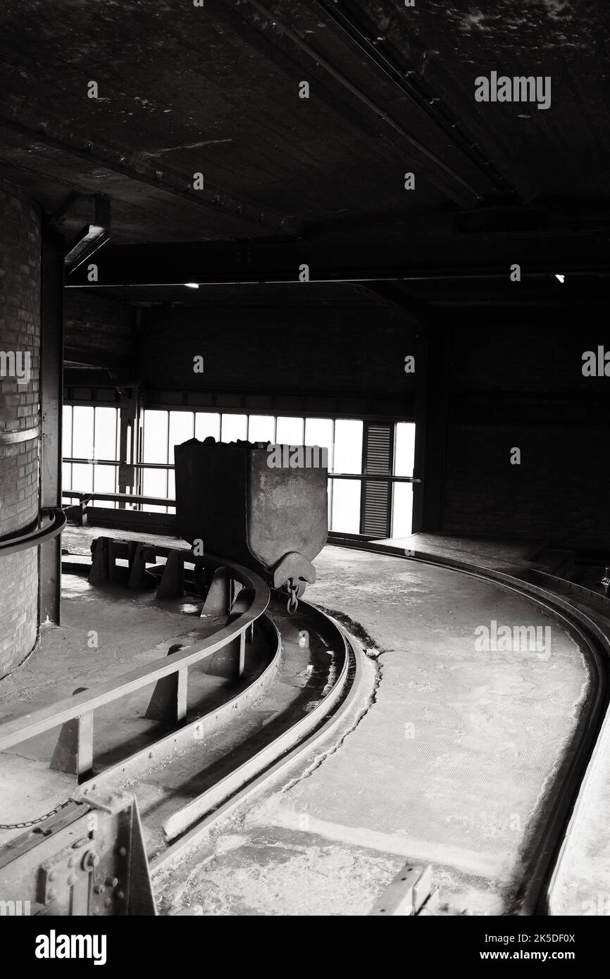Ein Kohlekraftwagen auf einer Förderschiene im Ruhrgebiet, Zeche Zollverein, Deutschland Stockfoto