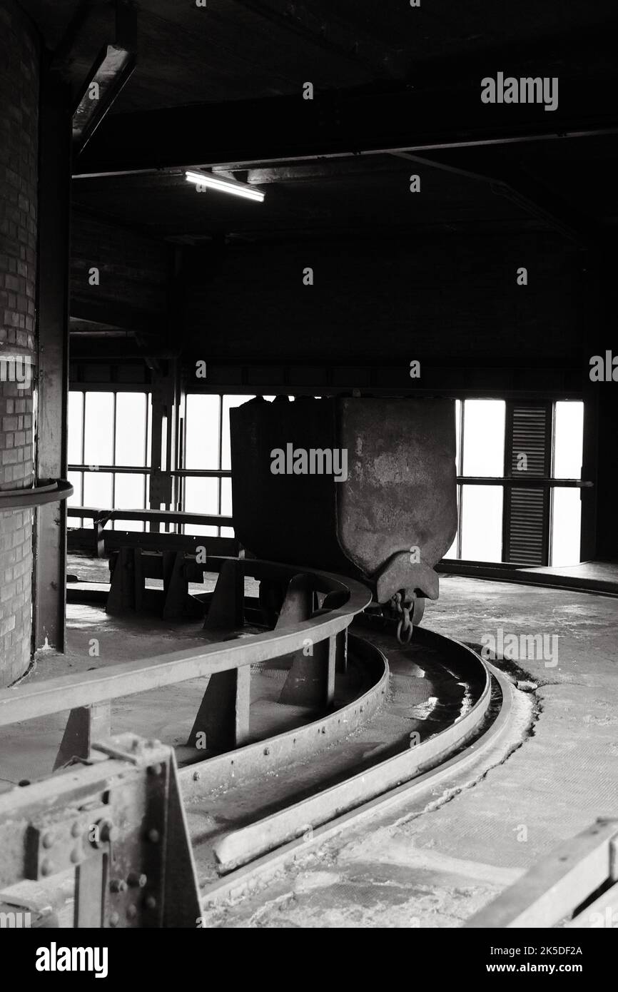 Ein Kohlenwagen auf einer Förderschiene im Ruhrgebiet, Zeche Zollverein, Deutschland Stockfoto