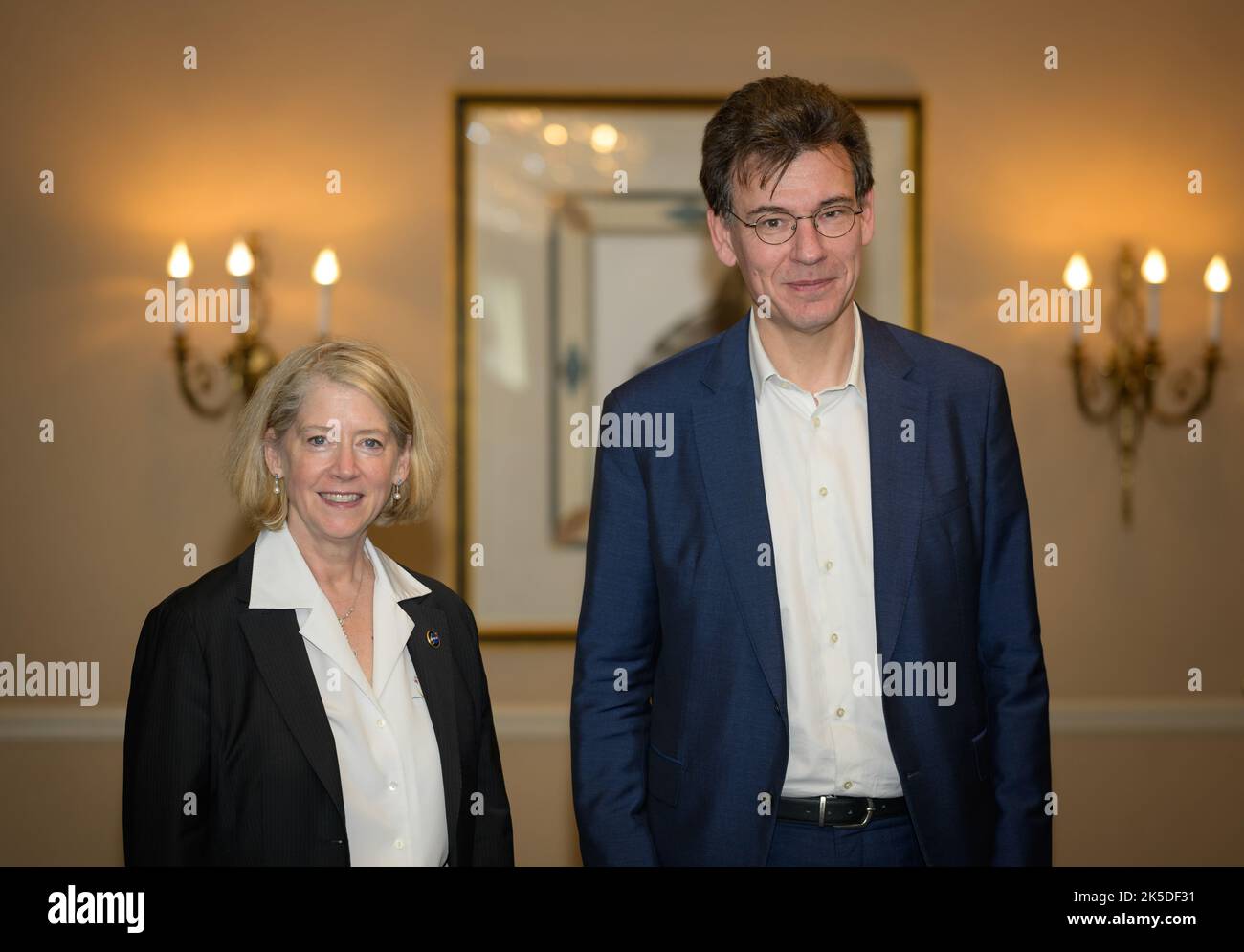 Der stellvertretende Administrator der NASA Pam Melroy und der CNES-Präsident Philippe Baptiste werden vor einem Treffen während des 37. Weltraumsymposiums am 5. April 2022 im Broadmoor Hotel in Colorado Springs, Colorado, fotografiert. Bei der Veranstaltung werden internationale Weltraumführer zusammengebracht, um über Zusammenarbeit und Innovation bei der Weltraumforschung zu diskutieren. Stockfoto