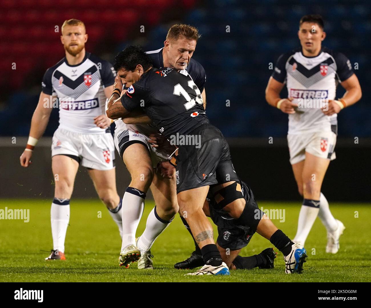 Der englische Tom Burgess wird während des internationalen Testkampfs im AJ Bell Stadium, Salford, von Lamar Manuel-Liolevave aus Fidschi angegangen. Bilddatum: Freitag, 7. Oktober 2022. Stockfoto