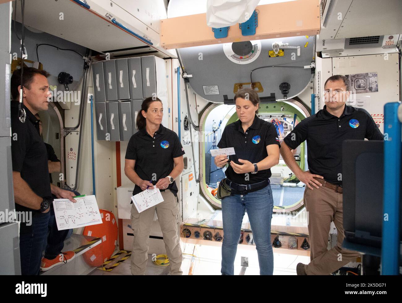 Die ISS-Modelle in Gebäude 9NW veranstalteten am 13. Mai 2022 ein gemeinsames Notfallszenario-Training für Crew-5- und 68S-Astronauten, das unter Aufsicht der SVMF durchgeführt wurde. Stockfoto