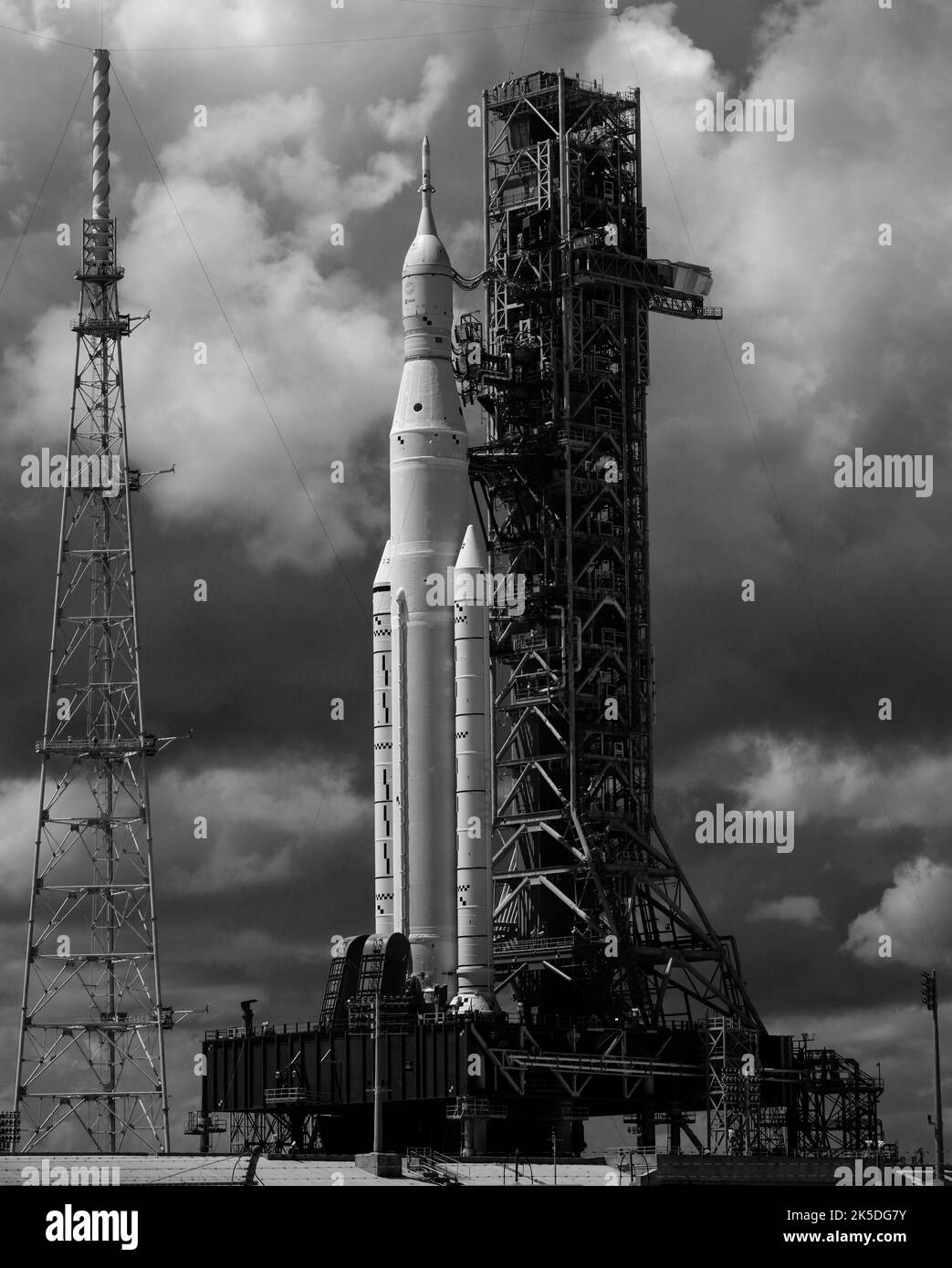 In diesem Schwarz-Weiß-Infrarotbild ist die NASA-Rakete Space Launch System (SLS) mit der Orion-Sonde an Bord auf dem mobilen Trägerrakete auf dem Launch Pad 39B am Dienstag, den 30. August 2022, im Kennedy Space Center der NASA in Florida zu sehen. Der Artemis I-Flugtest der NASA ist der erste integrierte Test der Tiefenraumexplorationssysteme der Agentur: Die Raumsonde Orion, die SLS-Rakete und die unterstützenden Bodensysteme. Stockfoto