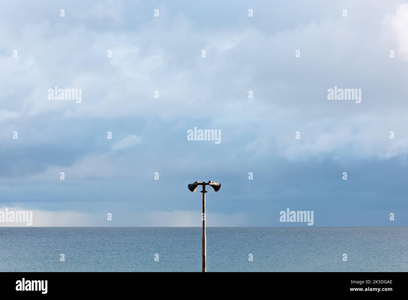 Zwei Redner an einem sonnigen Abend am Meer Stockfoto