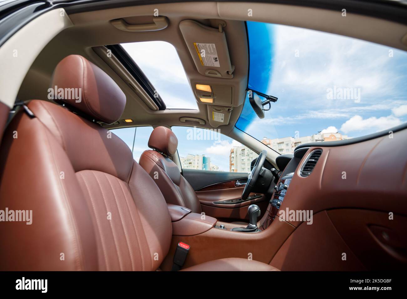 Braune Ledersitze im neuen Auto. Innenpolsterung mit echtem Leder. Stockfoto