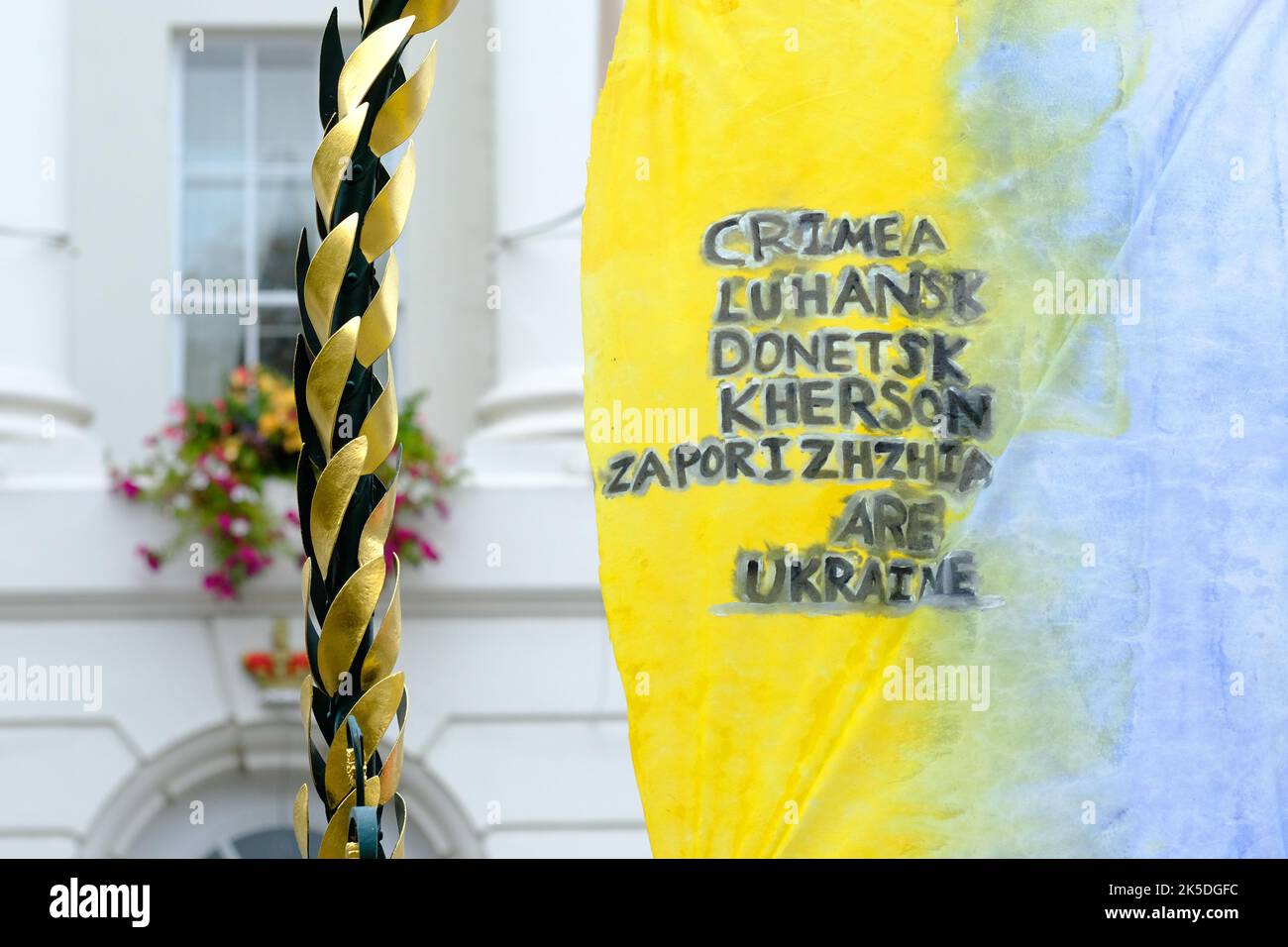 Ukrainische Flagge mit einer Liste der Provinzen, die der Ukraine gehören, nicht Russland in Cheltenham UK Oktober 2022 Stockfoto