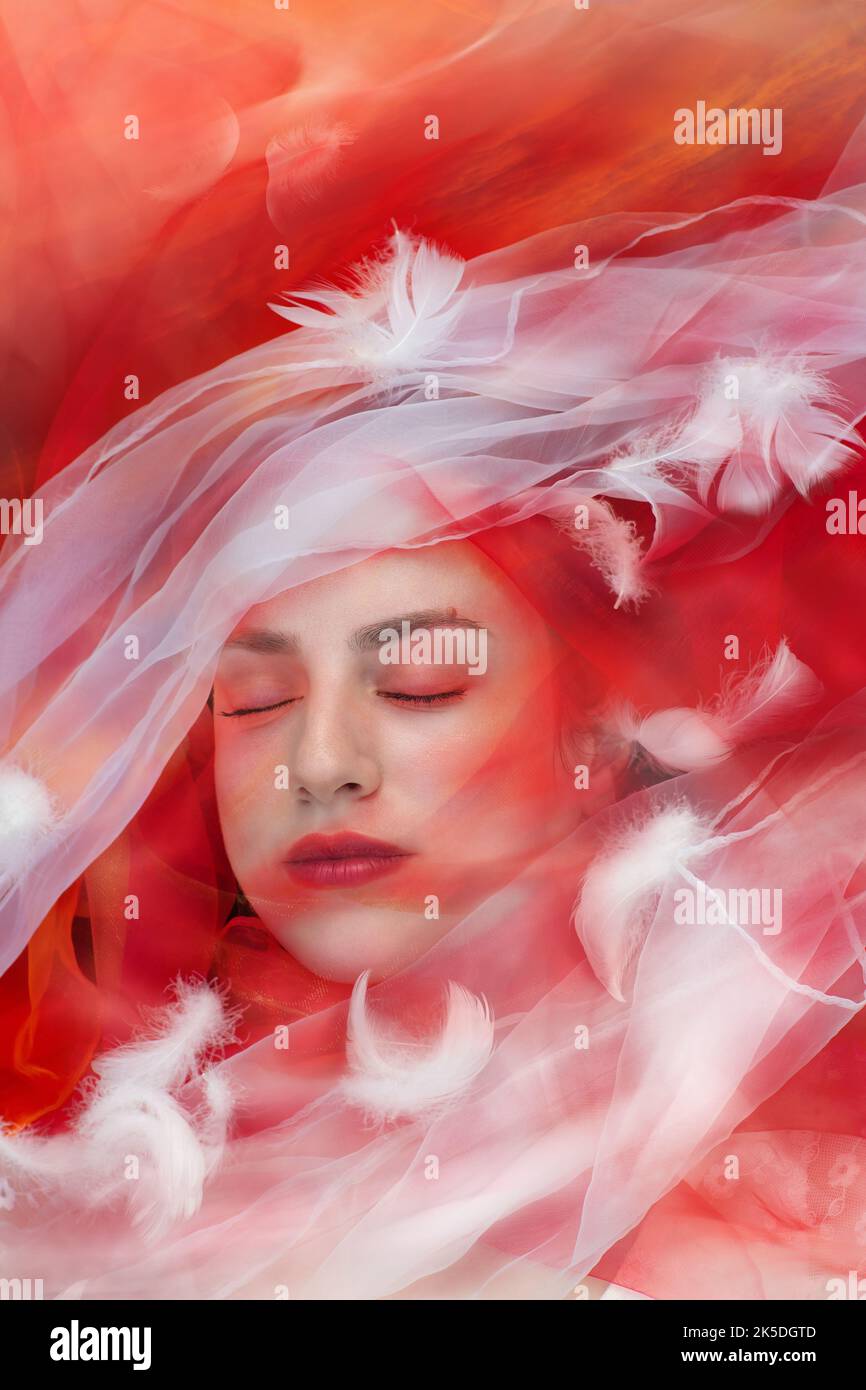 Eine konzeptuelle Darstellung zeigt die innere Stille und Weichheit leidenschaftlicher Träume, durch die weißen und roten Farbschleier und einen Abendhimmel. Stockfoto