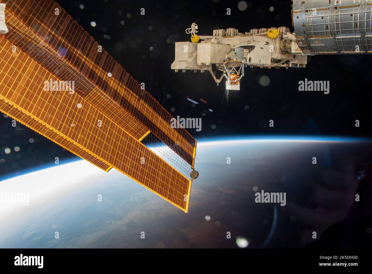 Die wichtigsten Solaranlagen der Internationalen Raumstation und die belichtete Anlage des Kibo-Labormoduls werden aus einer Umlaufbahn von 258 Meilen über dem Persischen Golf fotografiert und zeigen die Struktur der Raumfahrzeuge und die Komponenten der Solarenergie. Stockfoto