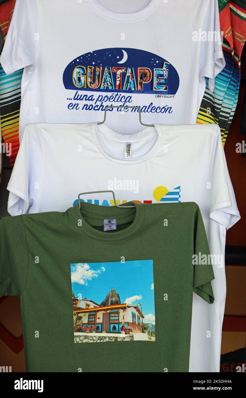 Souvenir-T-Shirts zum Verkauf bei Gautape in Kolumbien Stockfoto