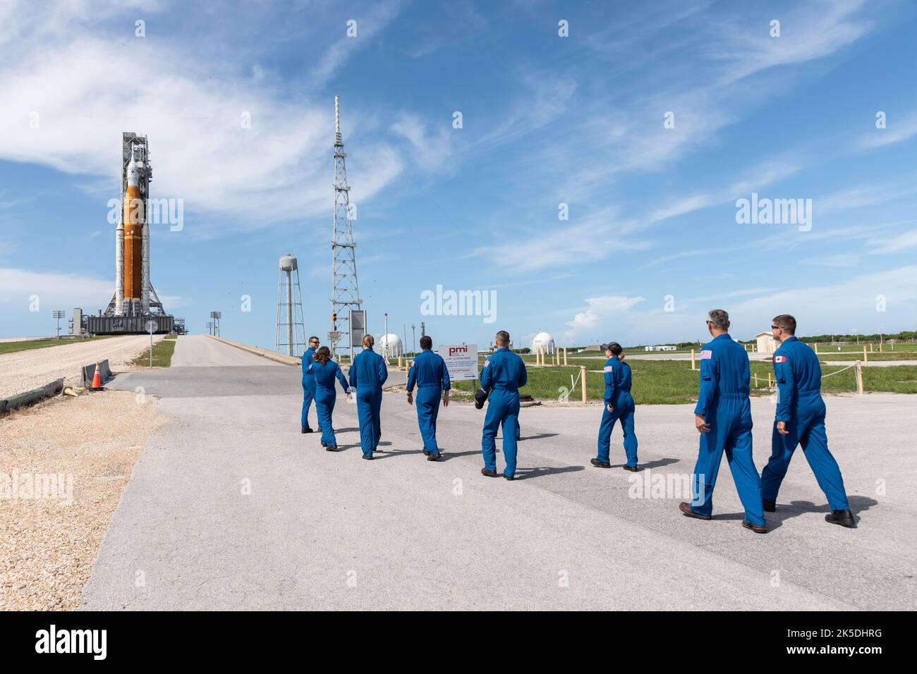 Astronauten und Astronauten-Kandidaten gehen auf dem Launch Pad 39B in Richtung Space Launch System Rakete und Orion-Raumschiff, nachdem sie in ihren T-38-Jets zur Unterstützung der Artemis I-Startoperationen im Kennedy Space Center der NASA in Florida angekommen sind. Fotografiert: NASA-Astronauten Reid Wiseman, Christina Koch, Drew Morgan, Zena Cardman, NASA-Astronautenkandidaten Nicole Ayers, Jack Hathaway, der kanadische Astronaut Jeremy Hansen und der NASA-Pilot Chris Condon, mit dem Space Launch System auf dem Launch Pad 39B. Stockfoto