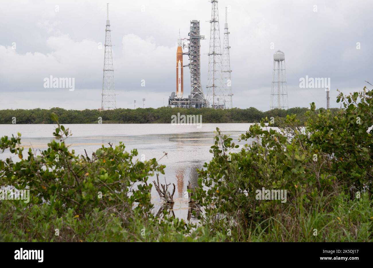 Die NASA führte am 2. April 2022 eine Nassprobe für Artemis I auf der LC-39B durch, bei der SLS und Orion vor dem Start, einschließlich Countdown und Treibstoffhandhabung, übte. Stockfoto