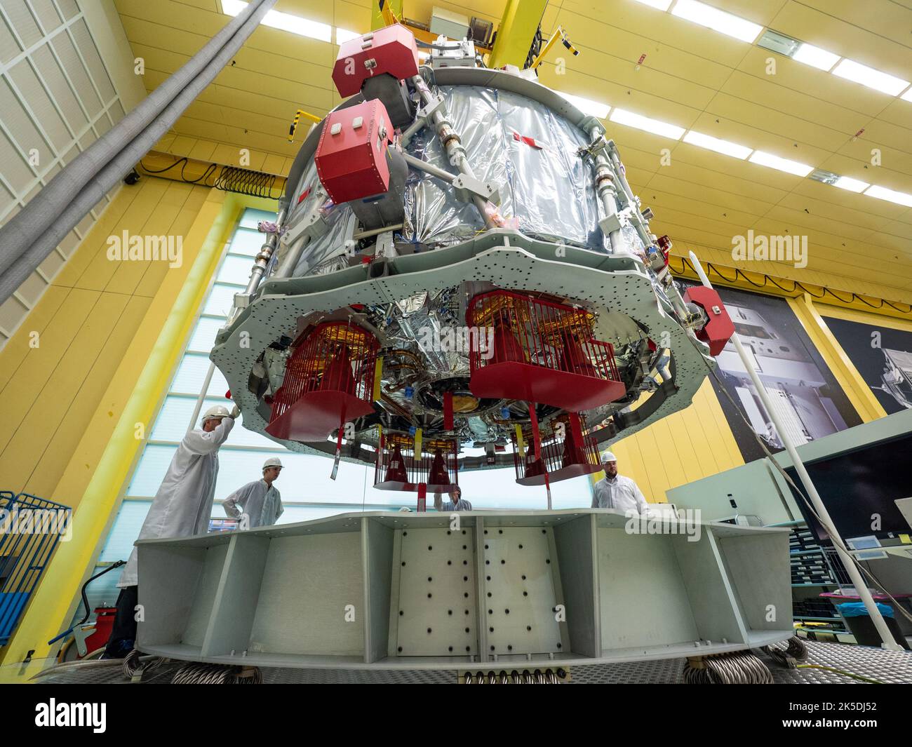 Airbus-Techniker in Bremen bereiten das europäische Servicemodul für den Versand an das Kennedy Space Center vor. Das Modul wurde von der ESA, Airbus und 10 europäischen Ländern gebaut und ist für die Stromversorgung eines US-Raumschiffs für menschliche Tiefenraummissionen konzipiert. Stockfoto