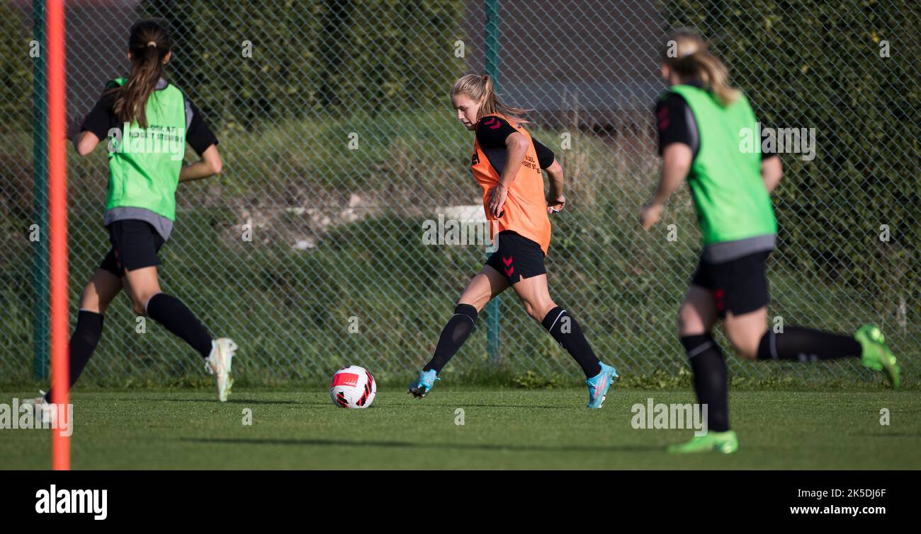 Poprad, Slowakei, 6.. Oktober 2022. Anna Walter aus Dänemark erwärmt sich während der dänischen Trainingssitzung U19 im Nationalen Trainingszentrum in Poprad, Slowakei. 6. Oktober 2022. Kredit: Nikola Krstic/Alamy Stockfoto