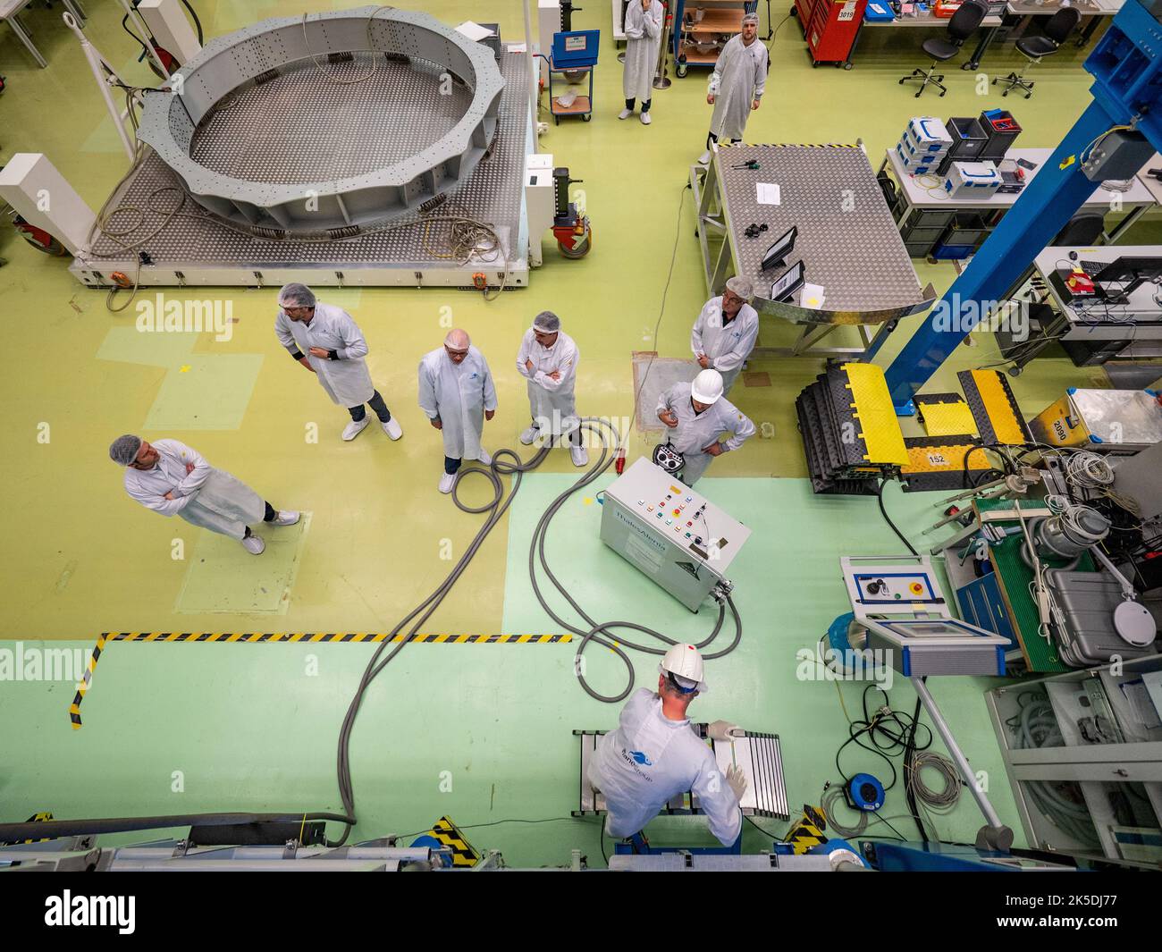 Techniker von Airbus in Bremen wiegen das europäische Servicemodul am 31. Oktober 2018 vor seiner Auslieferung an das Kennedy Space Center. ESA, Airbus und zehn europäische Länder haben an dem Modul zusammengearbeitet, das die Stromversorgung eines amerikanischen Raumschiffs liefern wird und einen Meilenstein bei den NASA-Missionen zur Erforschung des Tiefenraums auf dem Mond darstellt. Stockfoto