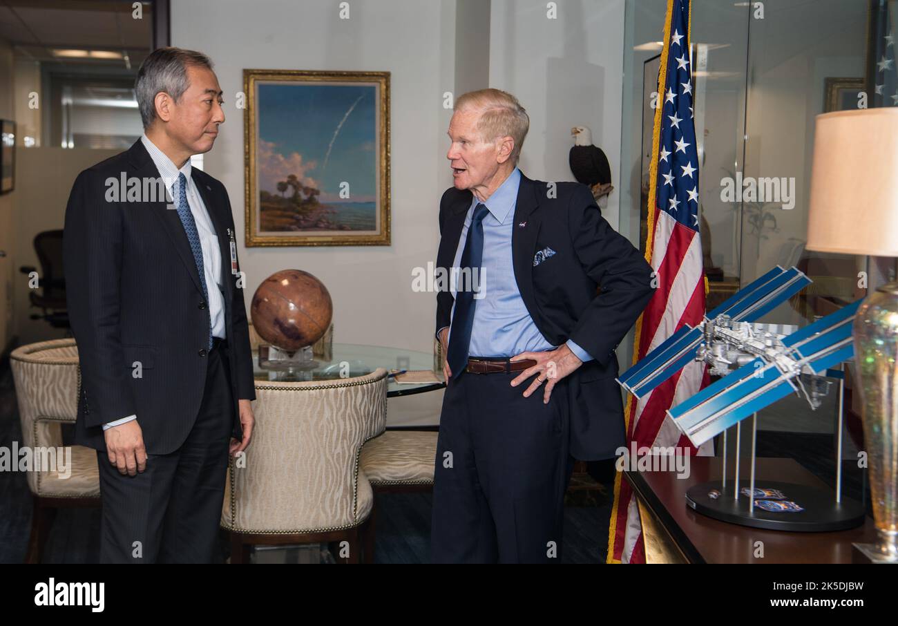NASA-Administrator Bill Nelson, rechts, spricht mit dem Präsidenten der Japan Aerospace Exploration Agency (JAXA), Hiroshi Yamakawa, während eines Treffens am Donnerstag, den 7. April, 2022, am NASA-Hauptquartier in Washington DC. Stockfoto