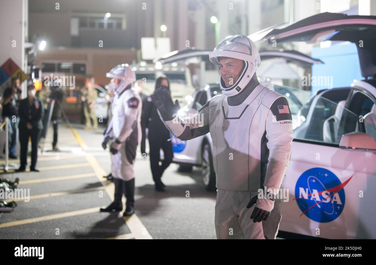 NASA-Astronaut Kjell Lindgren winkt zu Familie und Freunden, während er und seine Crew-Freunde, die NASA-Astronauten Robert Hines, Jessica Watkins, Und die ESA-Astronautin Samantha Cristoforetti, die SpaceX-Raumanzüge trägt, verlässt das Neil A. Armstrong Operations and Checkout Building für den Launch Complex 39A, um am Dienstag, den 26. April 2022, im Kennedy Space Center der NASA, die Raumsonde SpaceX Crew Dragon zum Start der Mission Crew-4 zu besteigen. Die NASA-Mission SpaceX Crew-4 ist die vierte Crew-Rotationsmission der Raumsonde SpaceX Crew Dragon und der Falcon 9-Rakete zur Internationalen Weltraumstation Sta Stockfoto