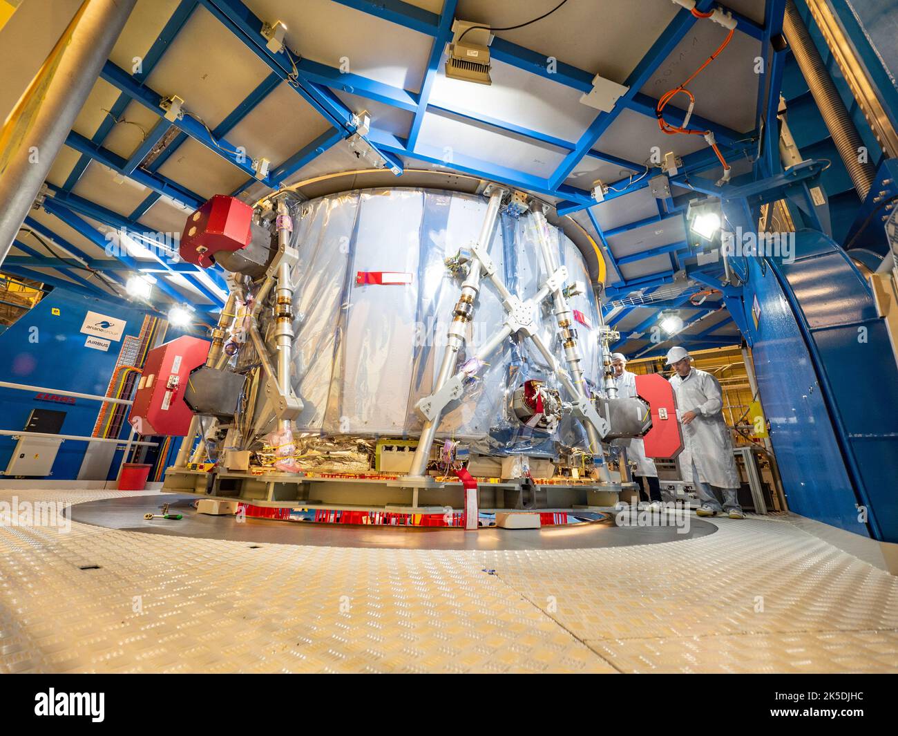 Techniker in Bremen wogen das europäische Servicemodul am 31. Oktober 2018. Es handelt sich um ein europäisches System, das die NASA-Raumfahrzeuge antreiben und die internationale Zusammenarbeit bei menschlichen Tiefenraummissionen demonstrieren wird. Stockfoto