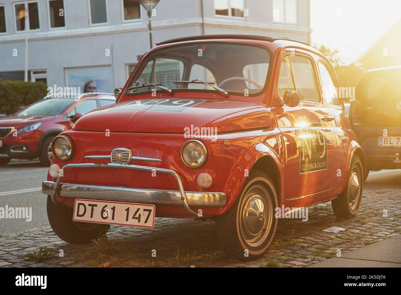 Ebeltoft, Dänemark, September 2022: Fiat 500 in Dänemark bei Sonnenuntergang Stockfoto