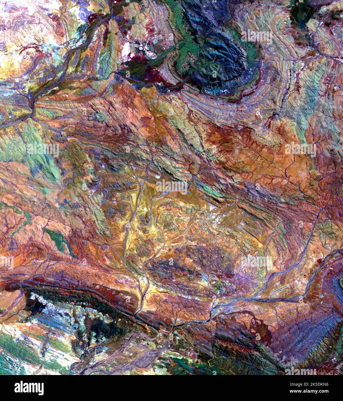 Die Pilbara im Nordwesten Australiens deckt einige der ältesten Gesteine der Erde auf, die über 3,6 Milliarden Jahre alt sind. Die eisenreichen Felsen bildeten sich vor der Anwesenheit von atmosphärischem Sauerstoff und dem Leben selbst. Auf diesen Gesteinen befinden sich 3,45 Milliarden Jahre alte fossile Stromatolithe, Kolonien mikrobieller Cyanobakterien. Das Bild besteht aus einem Verbund von ASTERBÄNDERN 4-2-1, die in RGB angezeigt werden. Das Bild wurde am 12. Oktober 2004 aufgenommen, erstreckt sich über eine Fläche von 49,1 x 55,2 km und liegt bei 22,8 Grad Süd, 117,6 Grad Ost. Stockfoto