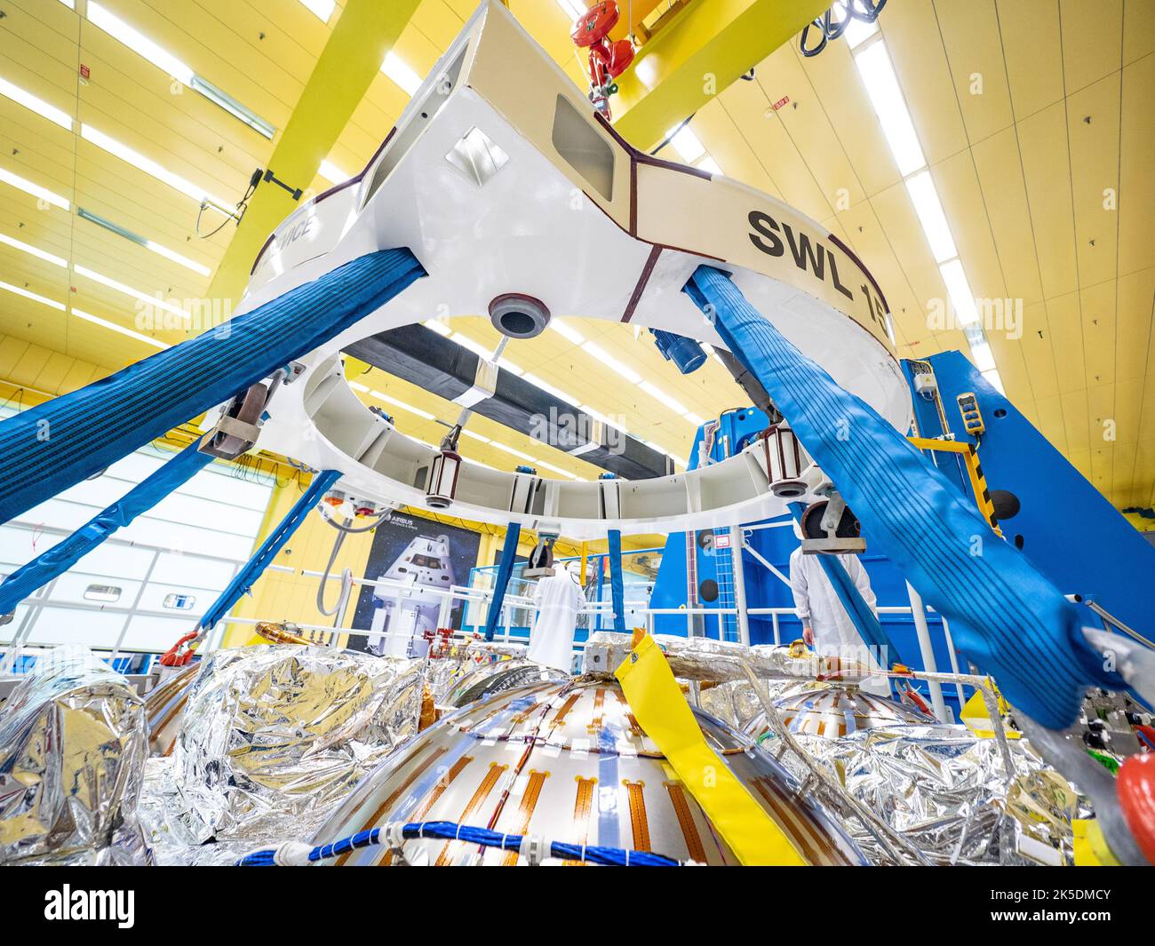 Airbus-Techniker in Bremen wiegen das europäische Servicemodul am 31. Oktober 2018 zur Vorbereitung auf den Transport zum Kennedy Space Center der NASA. ESA, Airbus und 10 europäische Länder entwickelten das Modul zur Stromversorgung eines amerikanischen Raumfahrzeugs und markierten damit einen Meilenstein in den NASA-Programmen zur Erforschung des Mondes und Tiefenraums. Stockfoto