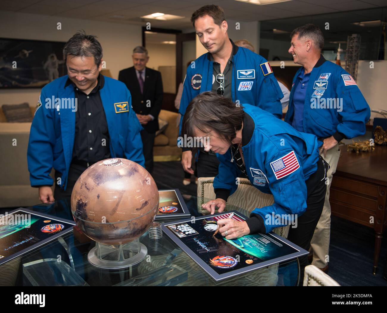 Am 6. Juni 2022 unterzeichnete der NASA-Astronaut Megan McArthur eine Montage für den stellvertretenden Administrator Pam Melroy im NASA-Hauptquartier in Washington DC, während die Crew-2-Mitglieder Akihiko Hoshide, Shane Kimbrough und Thomas Pesquet beobachten. Stockfoto