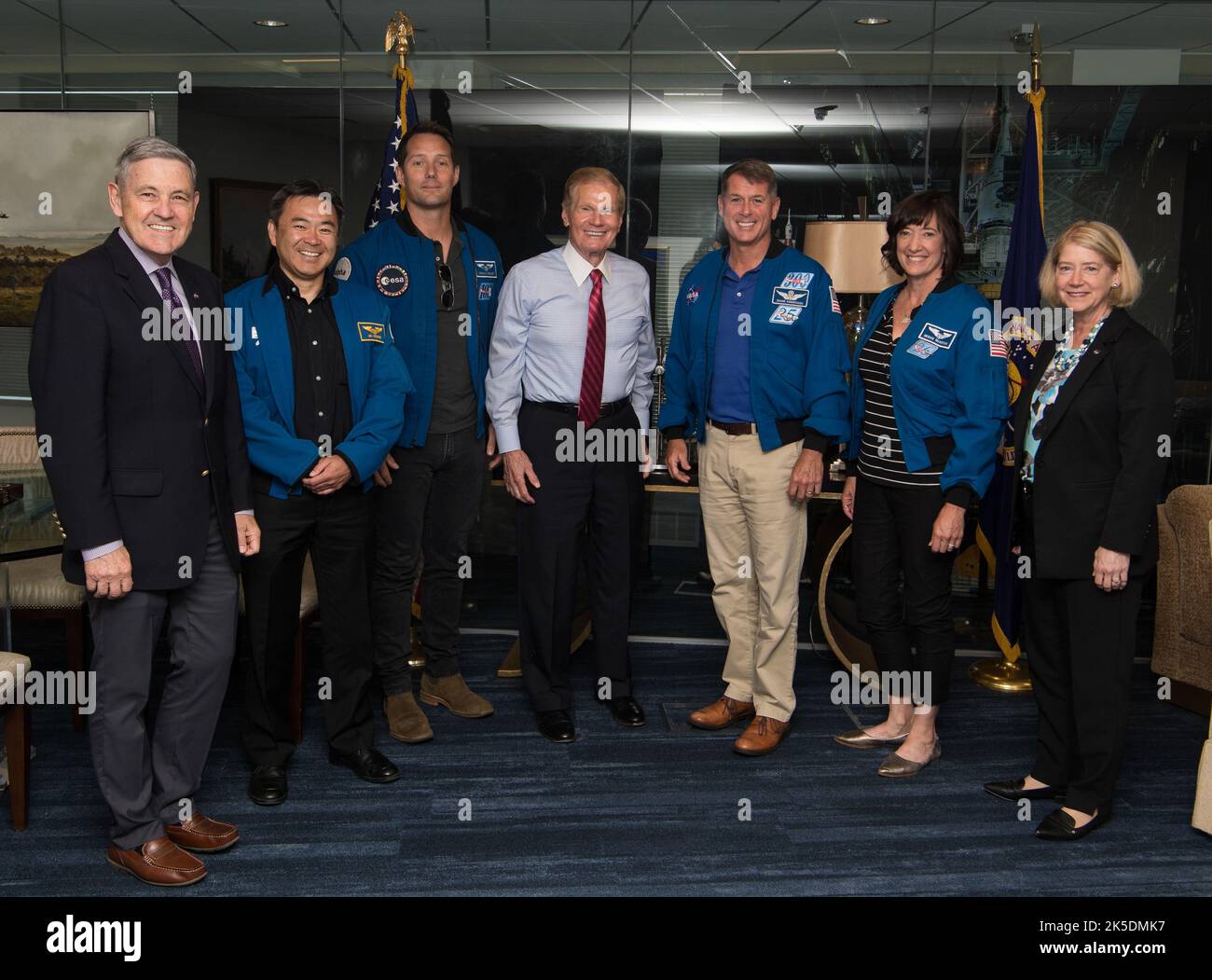 NASA Associate Administrator Bob Cabana, Crew-2-Astronauten, JAXA-Astronaut Akihiko Hoshide, ESA-Astronaut Thomas Pesquet, NASA-Administrator Bill Nelson, die Astronauten Shane Kimbrough und Megan McArthur sowie der stellvertretende Administrator Pam Melroy posieren am 6. Juni 2022 nach dem Flug der Expedition 66 im NASA-Hauptquartier. Stockfoto