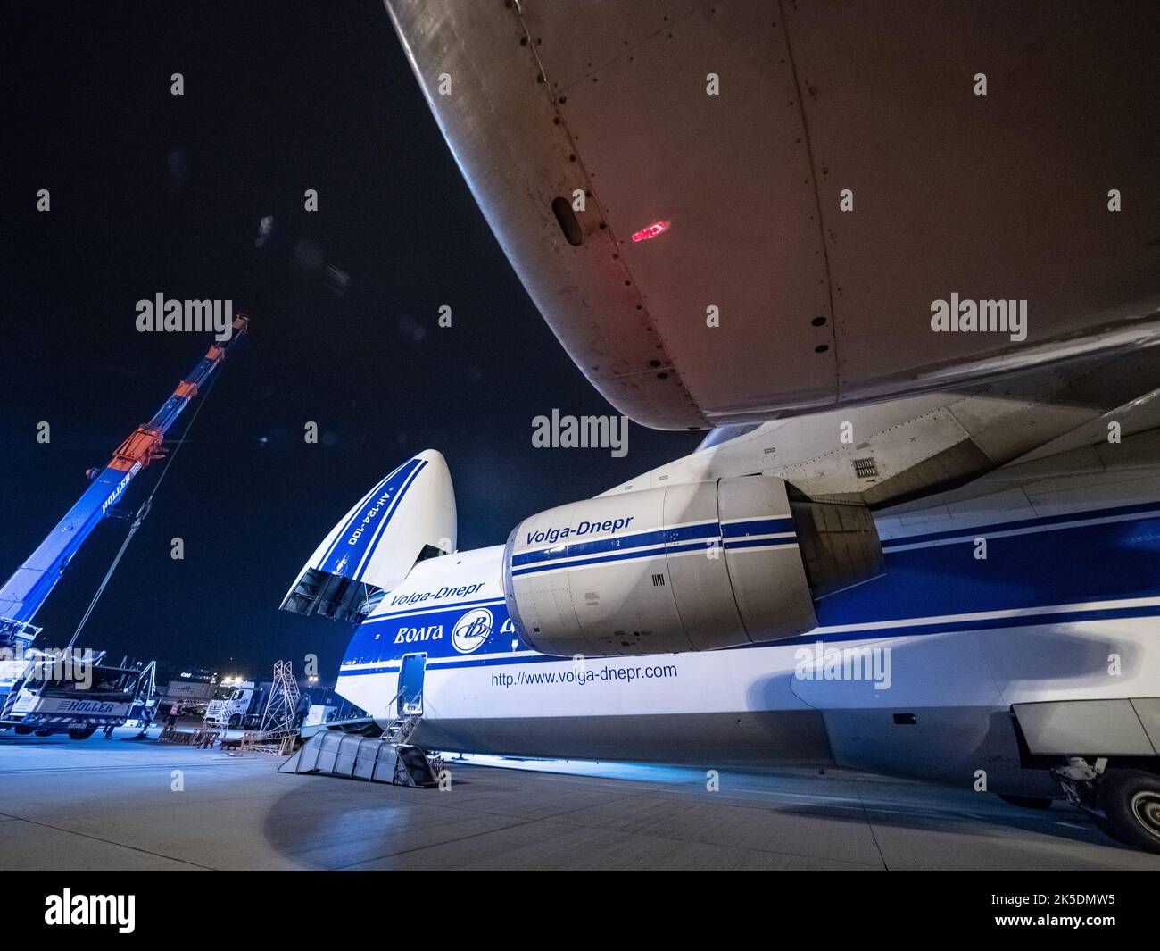 Das europäische Servicemodul von Orion wurde am 5. November 2018 in ein Antonov-Flugzeug in Bremen geladen und zum Kennedy Space Center transportiert. Das Modul, das von der ESA und Airbus mit Beiträgen aus zehn europäischen Ländern gebaut wurde, wird die Stromversorgung für das amerikanische Raumschiff liefern und stellt die internationale Zusammenarbeit bei der Tiefenraumforschung dar. Stockfoto