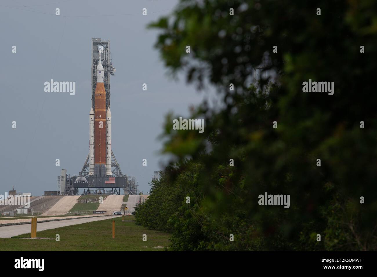 Die Artemis I-Nassprobe der NASA am 2. April 2022 auf der LC-39B bereitete die SLS-Rakete und das Orion-Raumschiff für Startverfahren und Treibstoffoperationen vor. Stockfoto