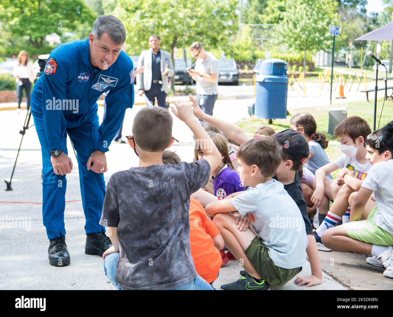 Die NASA SpaceX Crew-2 NASA-Astronaut Shane Kimbrough spricht bei einem Besuch der Arlington Science Focus Elementary School am Freitag, den 10. Juni 2022 in Arlington, Virginia. Stockfoto