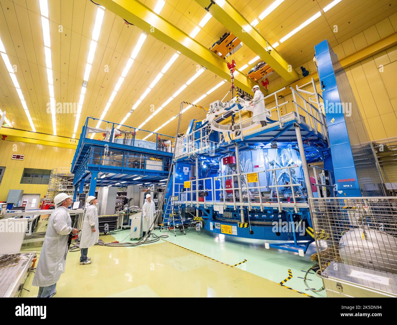 Techniker von Airbus in Bremen wiegen das europäische Servicemodul am 31. Oktober 2018 vor der Auslieferung an das Kennedy Space Center der NASA. ESA, Airbus und zehn europäische Länder arbeiteten an dem Modul zusammen, das die Stromversorgung eines amerikanischen Raumschiffs liefern und Fortschritte bei der Erforschung von Menschen auf dem Mond und in den Tiefen des Weltraums darstellen wird. Stockfoto