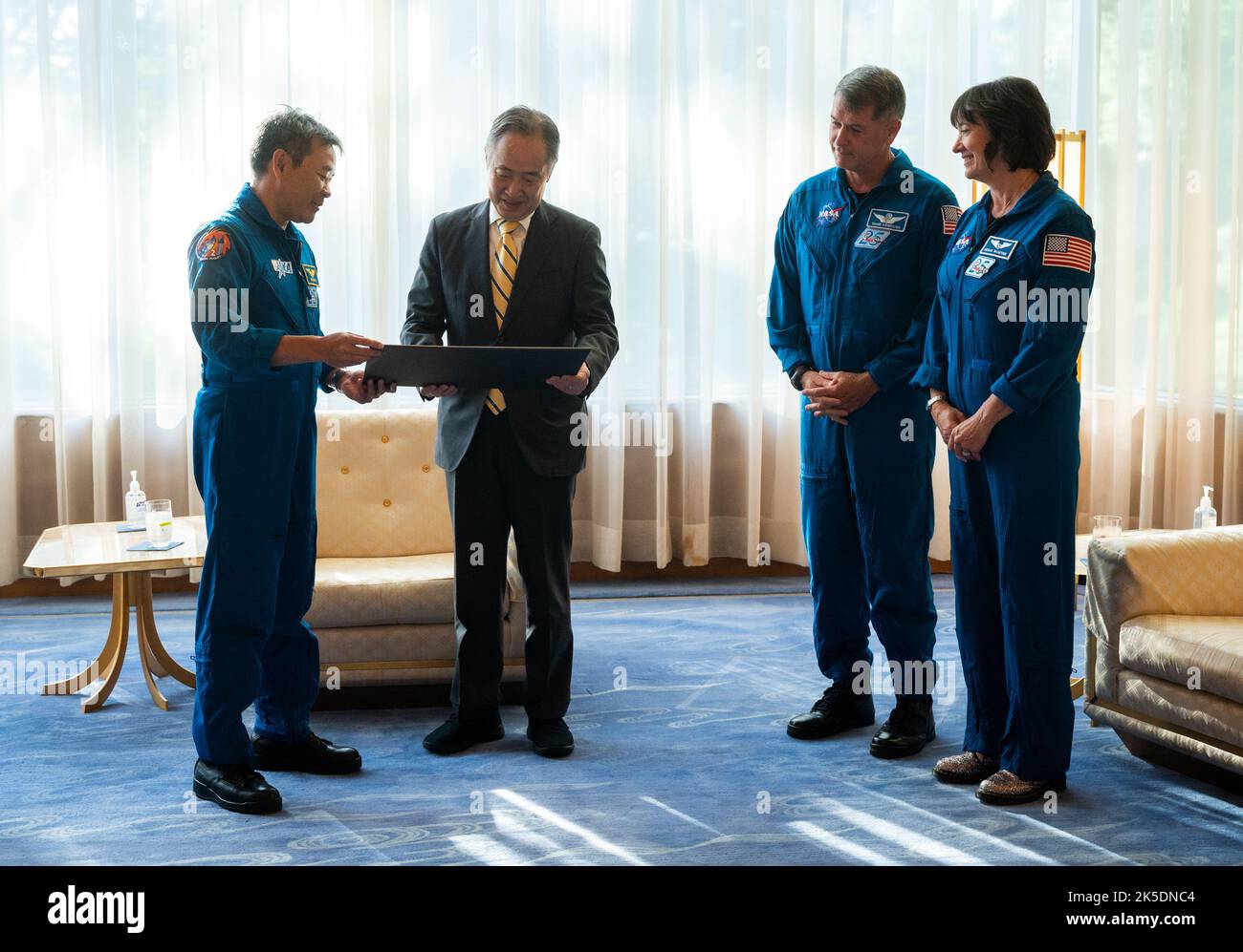 Koji Tomita, Japans Botschafter in den USA, zweiter von links, wird von der NASA-Raumsonde SpaceX Crew-2-Astronauten Akihiko Hoshide von der Japan Aerospace Exploration Agency (JAXA), links, und den NASA-Astronauten Shane Kimbrough, zweiter von rechts, und Megan McArthur, Donnerstag, 9. Juni, 2022, in der Residenz des japanischen Botschafters in Washington, DC. Kimbrough, McArthur, Hoshide und Thomas Pesquet, Astronaut der Europäischen Weltraumorganisation ESA, absolvierten im Rahmen des Commercial Crew Program der Agentur die zweite Rundungsmission zur Internationalen Raumstation und verbrachten 198 Tage an Bord der Orb Stockfoto