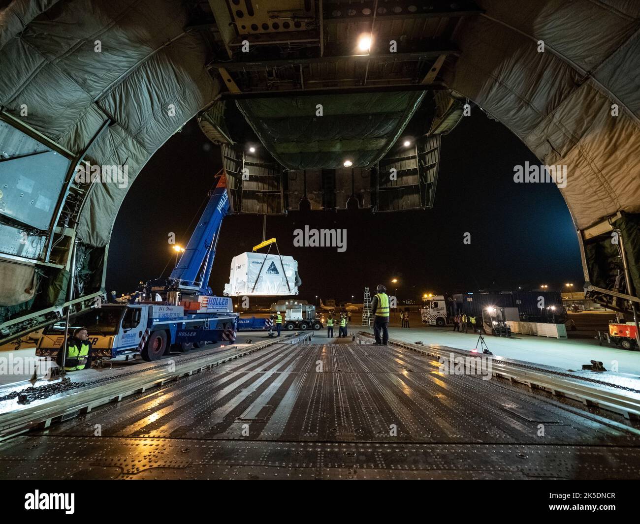 Das European Service Module von Orion wurde am 5. November 2018 von Bremen zum Kennedy Space Center geflogen. Die ESA, Airbus und zehn europäische Länder trugen zum Bau des Raumschiffs der NASA im Weltraum bei. Stockfoto
